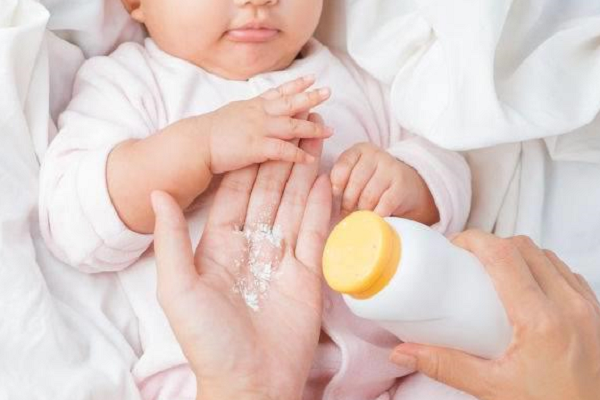 Cách khử mùi khai nước tiểu bằng phấn em bé
